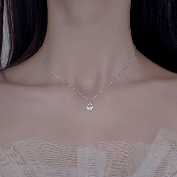 Jewelry - NEW Silver Simple Waterdrop Necklace